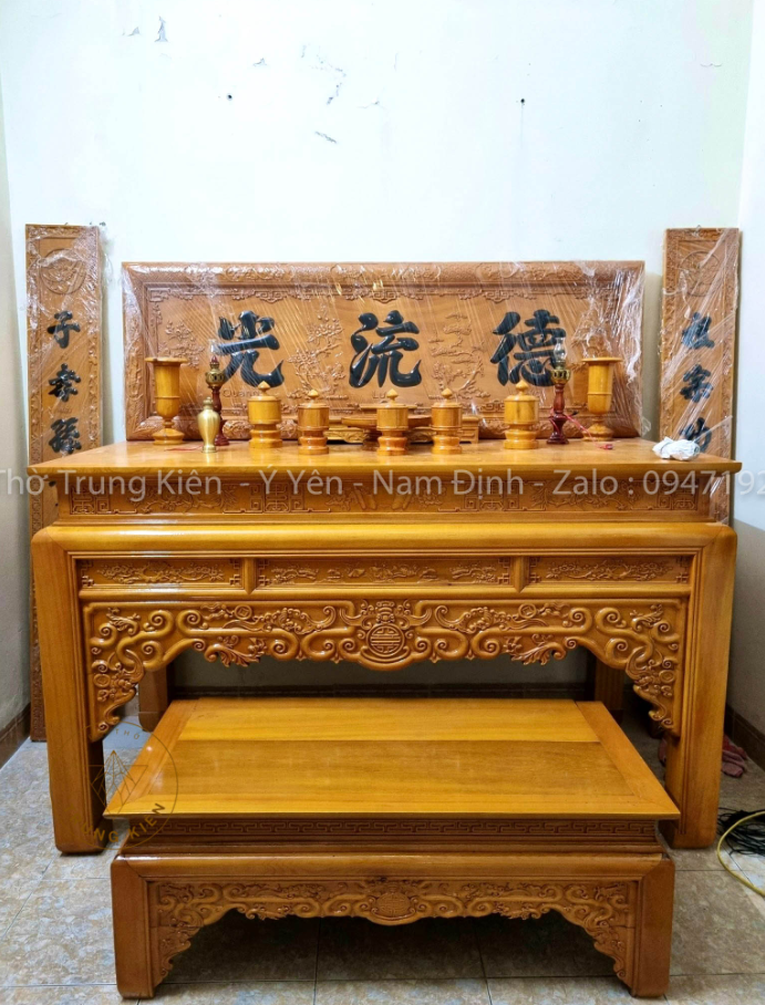 Màu sắc gỗ mít sang trọng hợp với không gian thờ